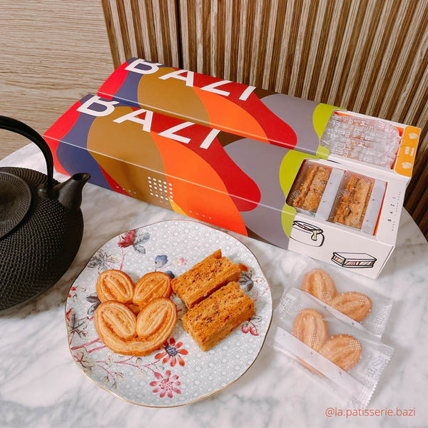 The picture shows two folding match boxes and uses teapots and various pastry desserts to create the Mid-Autumn Festival atmosphere in Hong Kong.