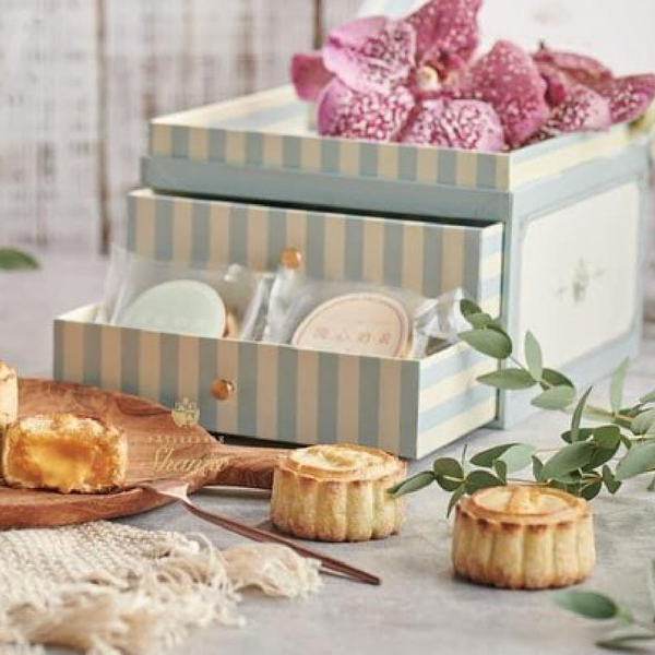 A special double-drawer hard box decorated with some desserts