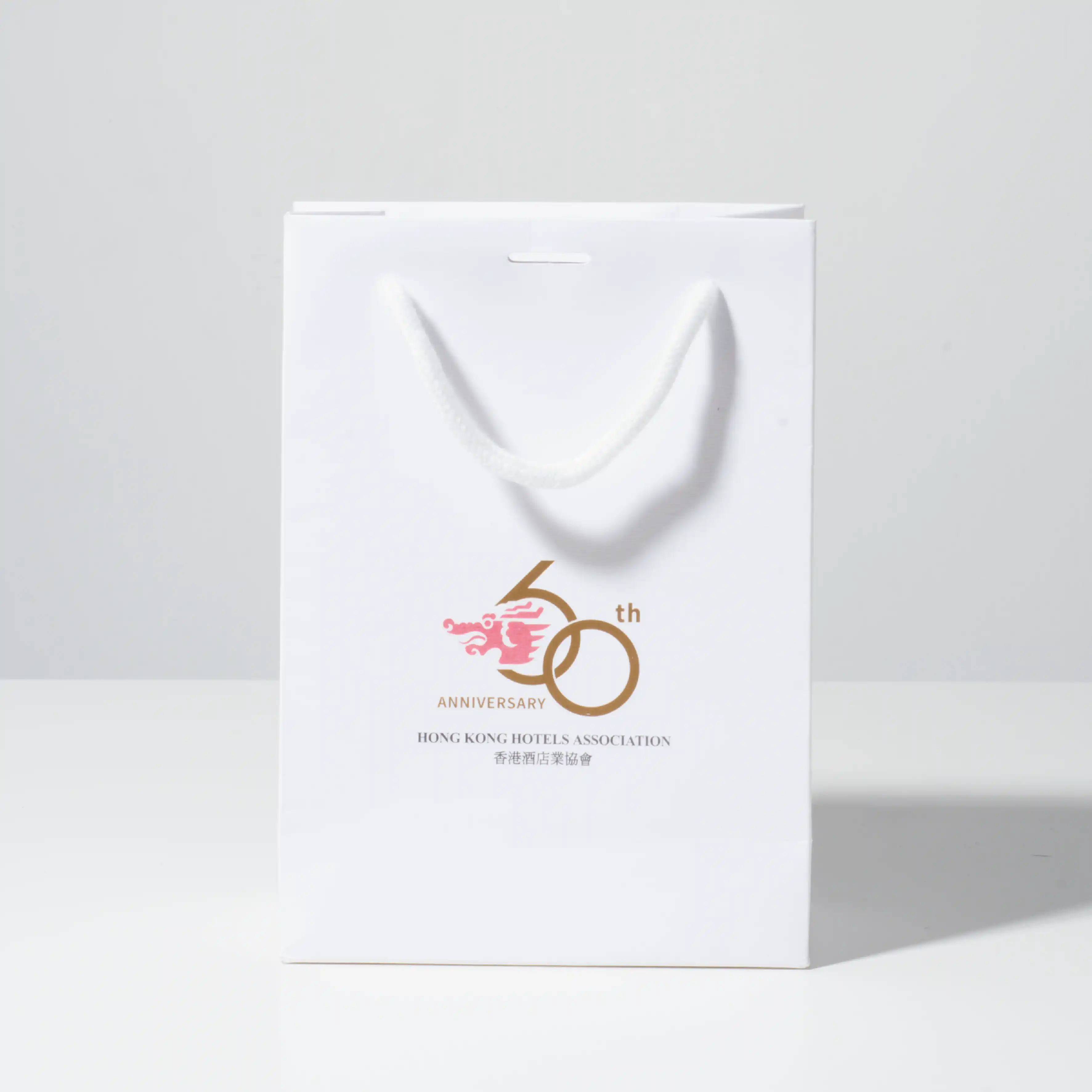 A sample of a round rope tote bag is shown against a grey and white background.