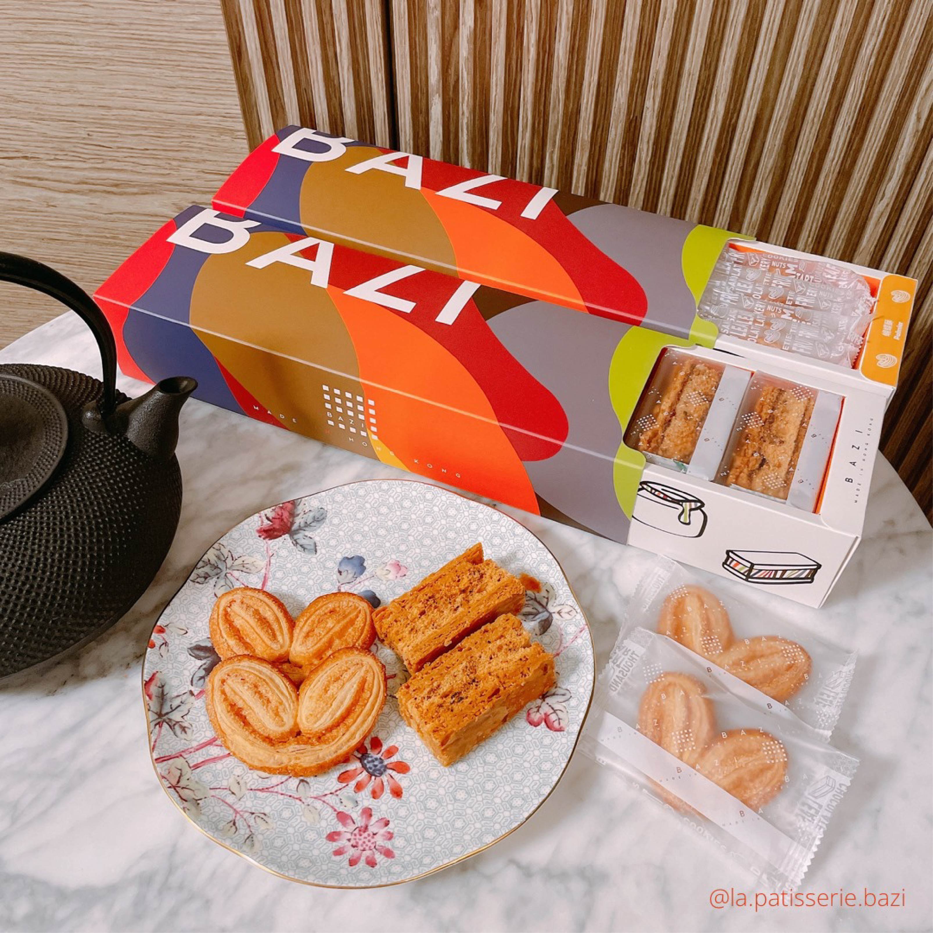 The picture shows two folding match boxes and uses teapots and various pastry desserts to create the Mid-Autumn Festival atmosphere in Hong Kong.